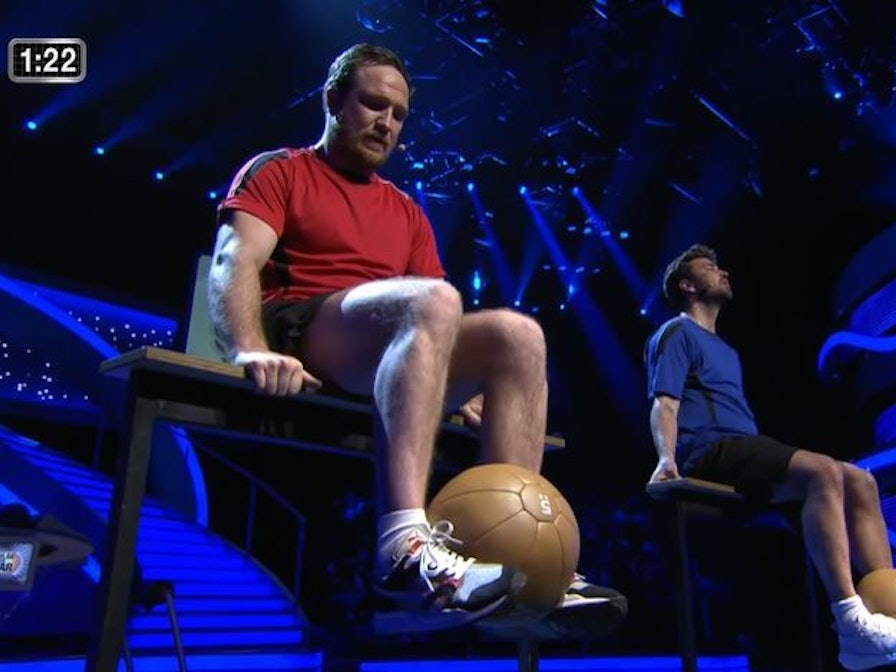 „Schlag den Star“ am 30. April 2022 mit Frederick Lau (links) und Marteria im Finale, bei dem es darum ging, einen Ball zwischen beiden Füßen zu halten.