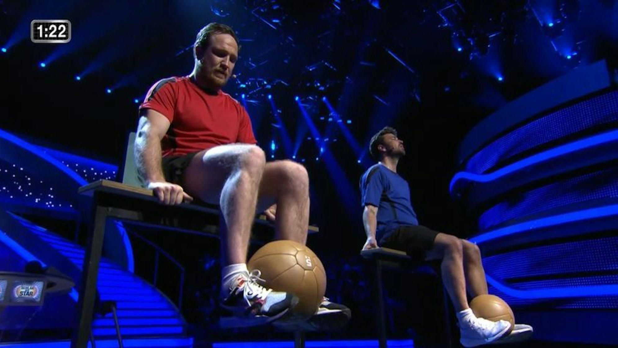 „Schlag den Star“ am 30. April 2022 mit Frederick Lau (links) und Marteria im Finale, bei dem es darum ging, einen Ball zwischen beiden Füßen zu halten.