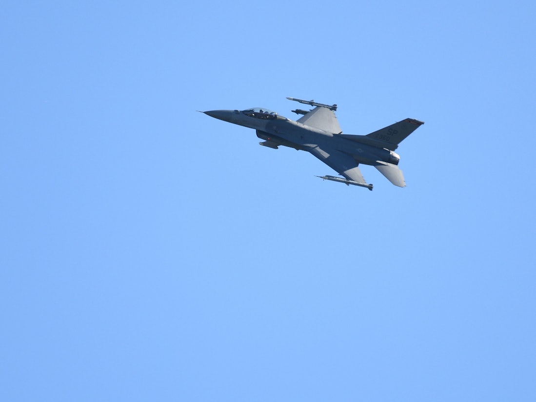 Dänemark ließ Kampfflugzeuge vom Typ F-16 aufsteigen.