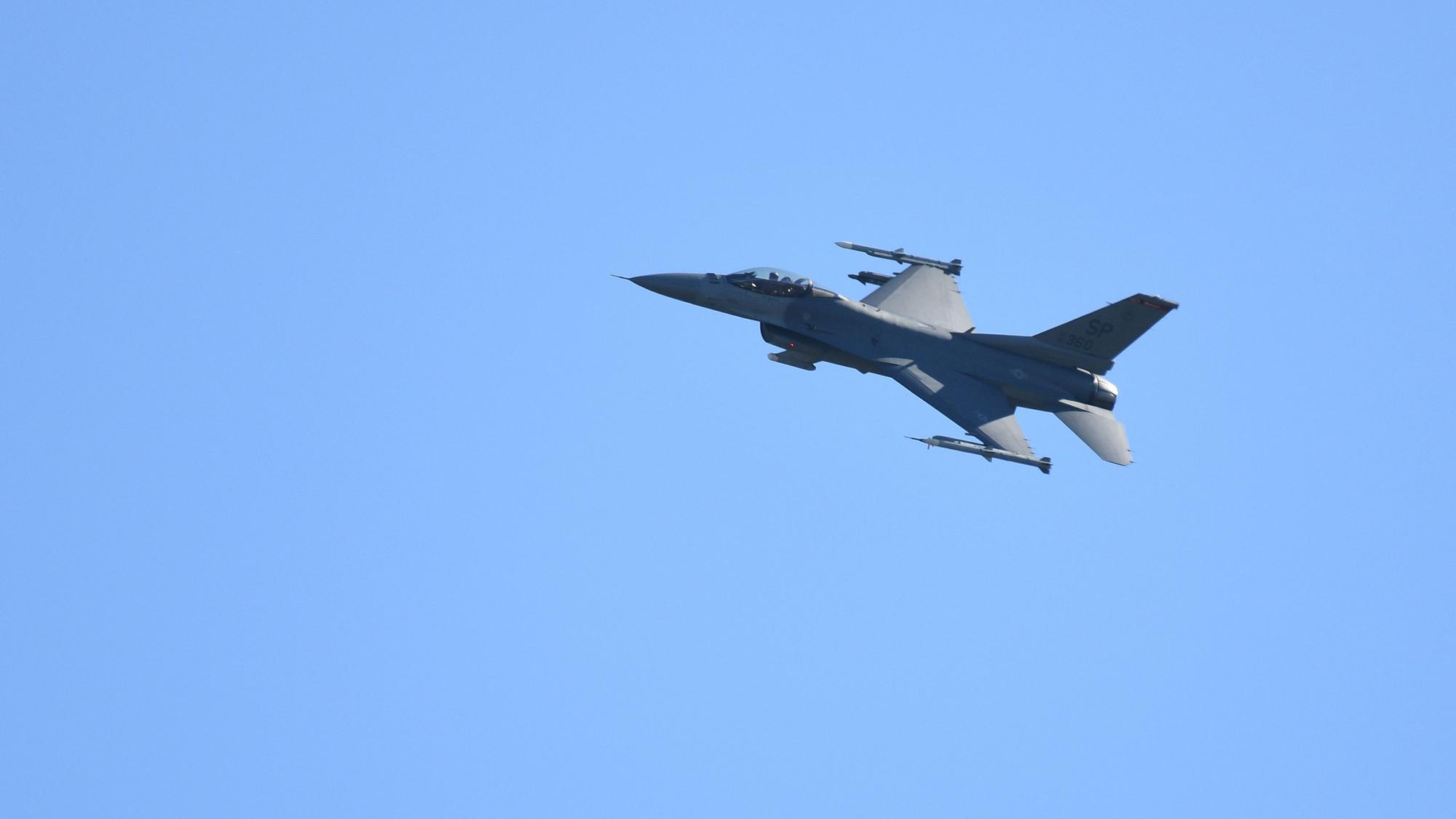 Dänemark ließ Kampfflugzeuge vom Typ F-16 aufsteigen.