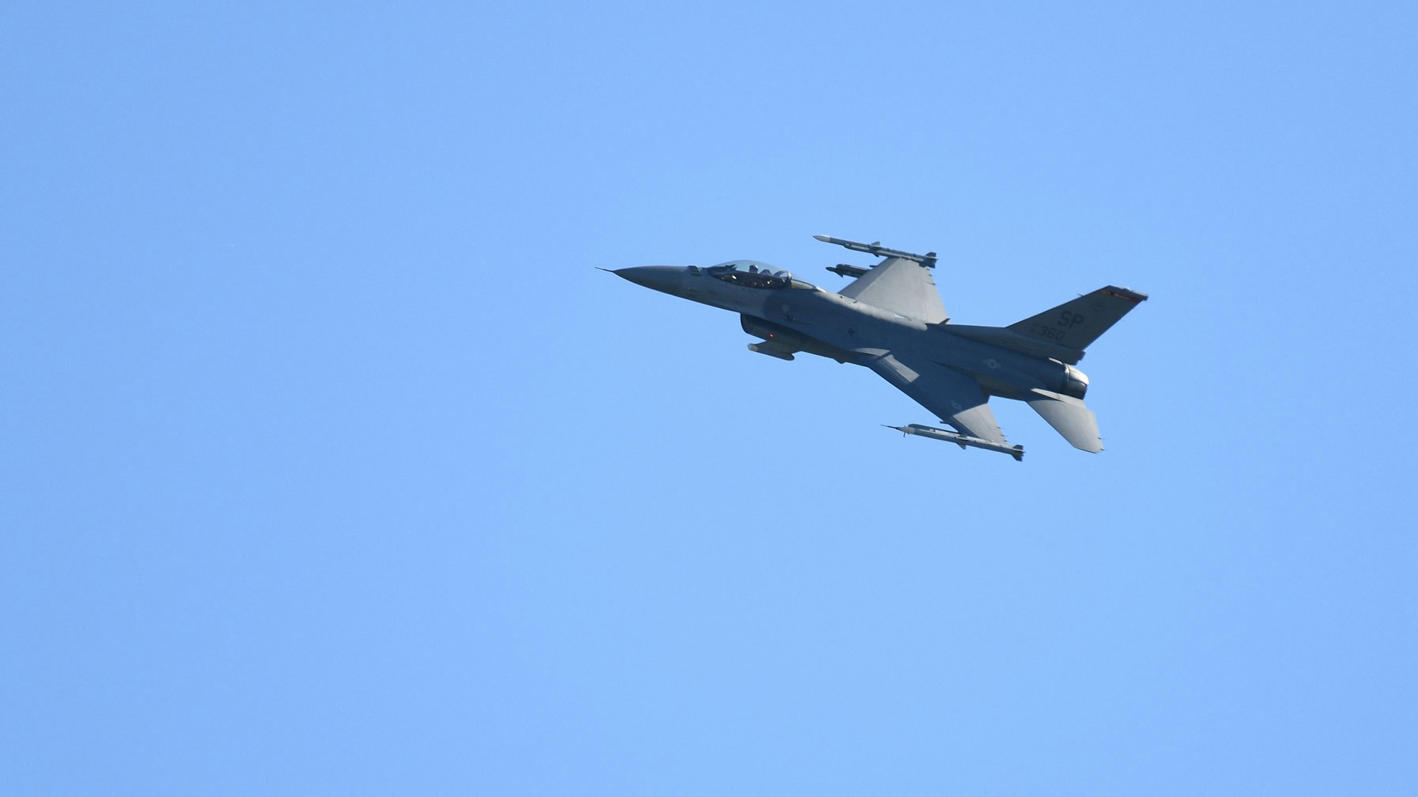 Dänemark ließ Kampfflugzeuge vom Typ F-16 aufsteigen.