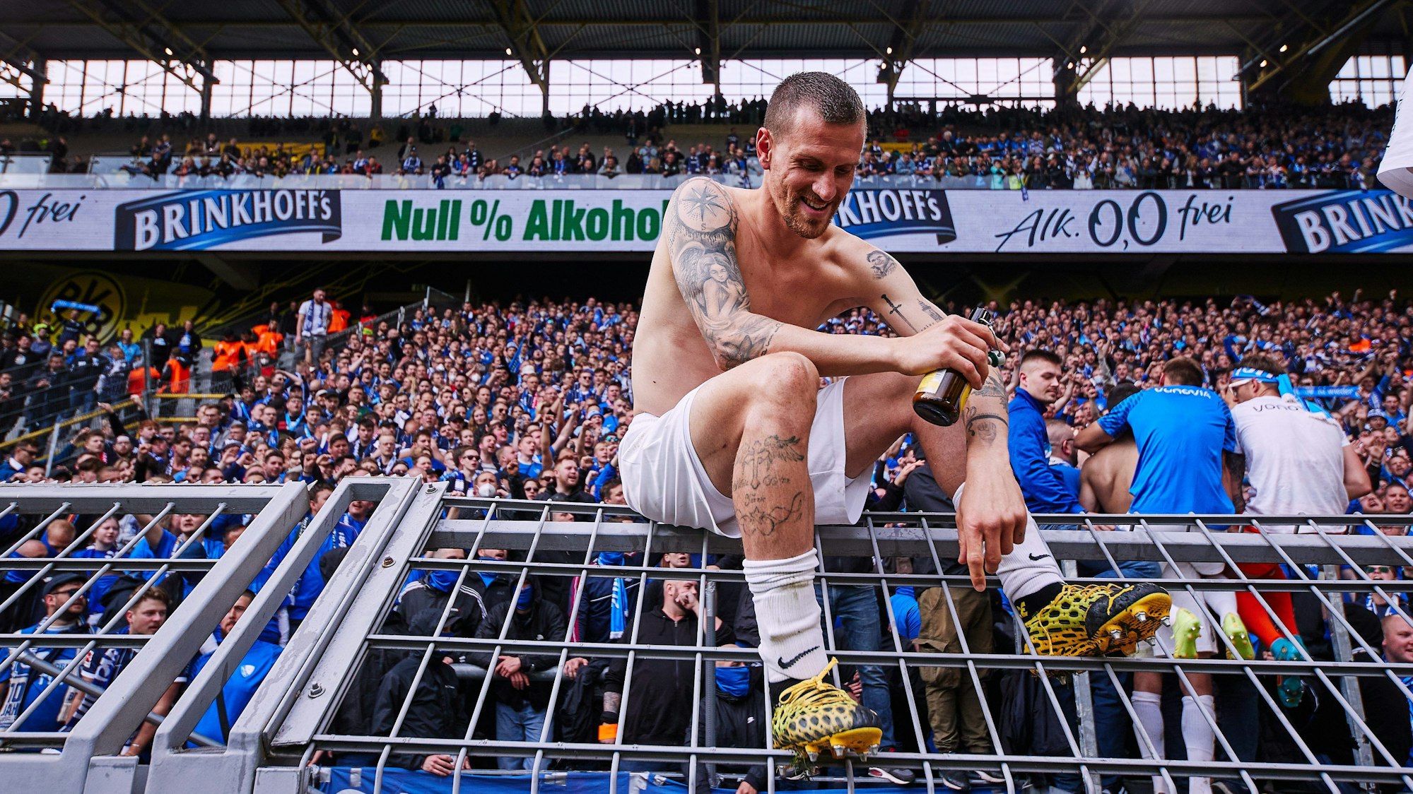 Simon Zoller trinkt ein Bier vor den Bochum Fans.
