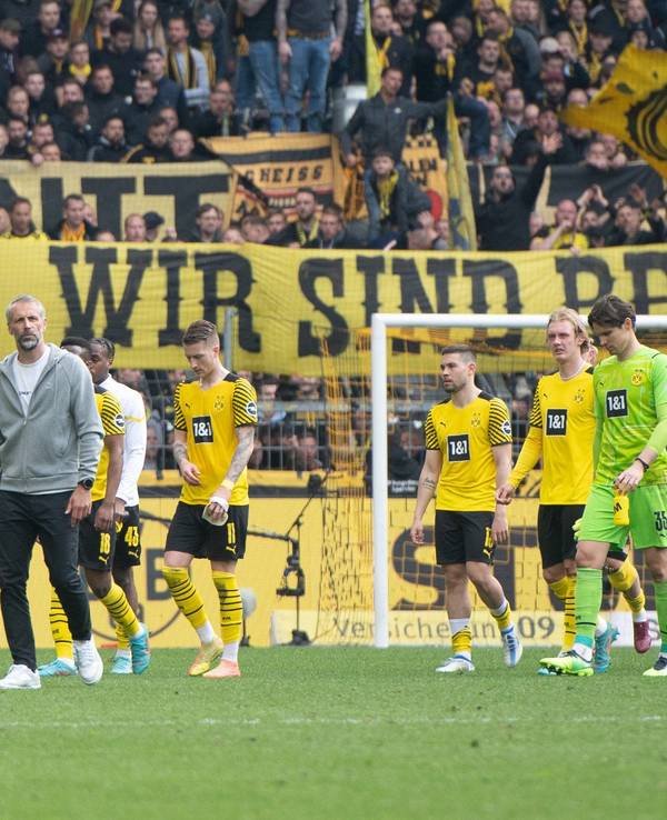 Dortmunds Trainer Marco Rose (l) und sein Team verlassen den Platz.