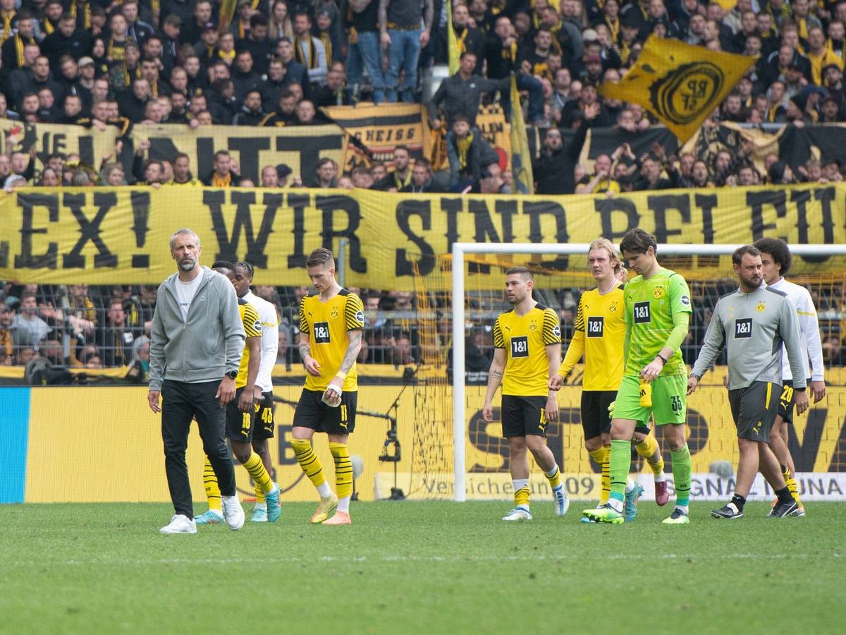 Dortmunds Trainer Marco Rose (l) und sein Team verlassen den Platz.