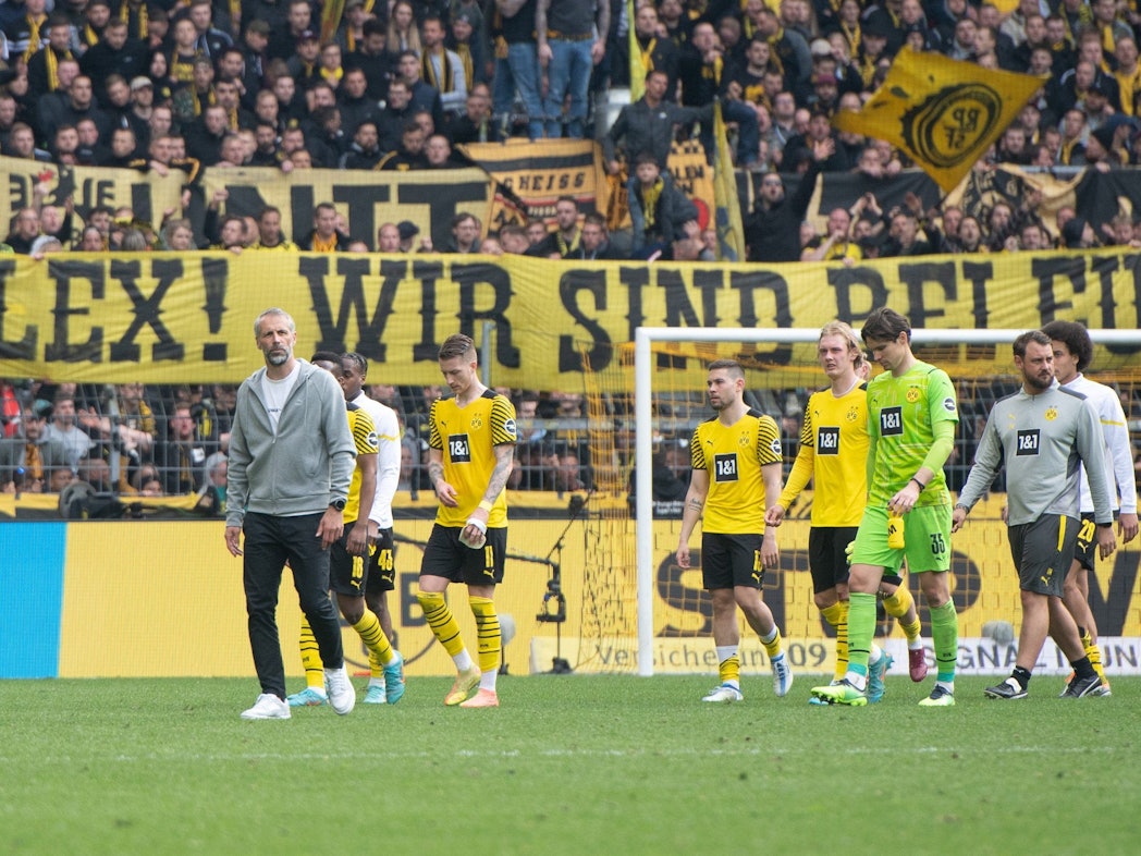 Dortmunds Trainer Marco Rose (l) und sein Team verlassen den Platz.
