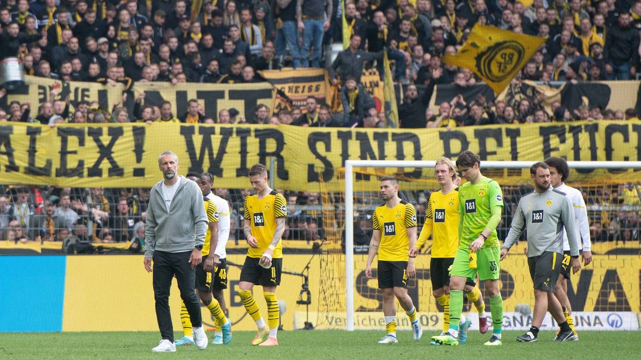 Dortmunds Trainer Marco Rose (l) und sein Team verlassen den Platz.