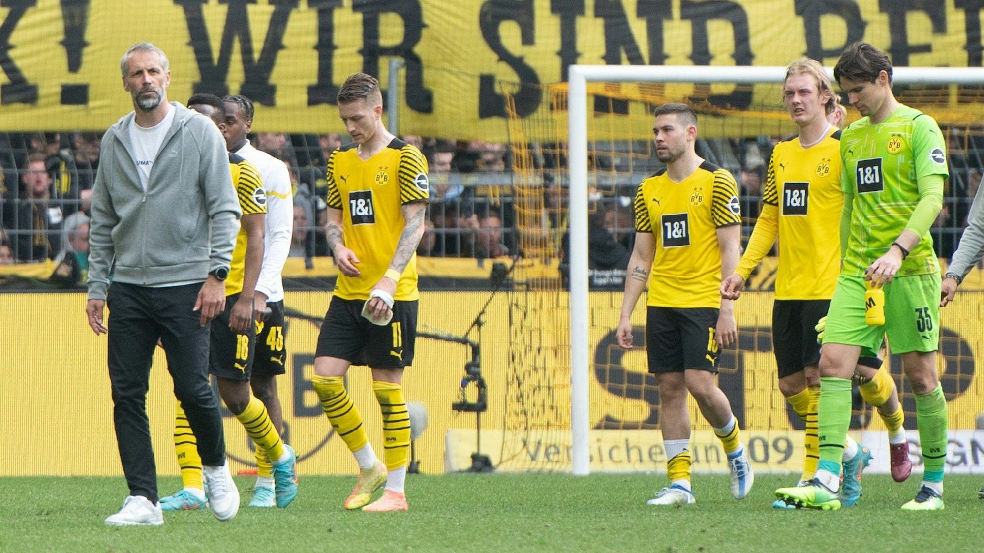 Dortmunds Trainer Marco Rose (l) und sein Team verlassen den Platz.