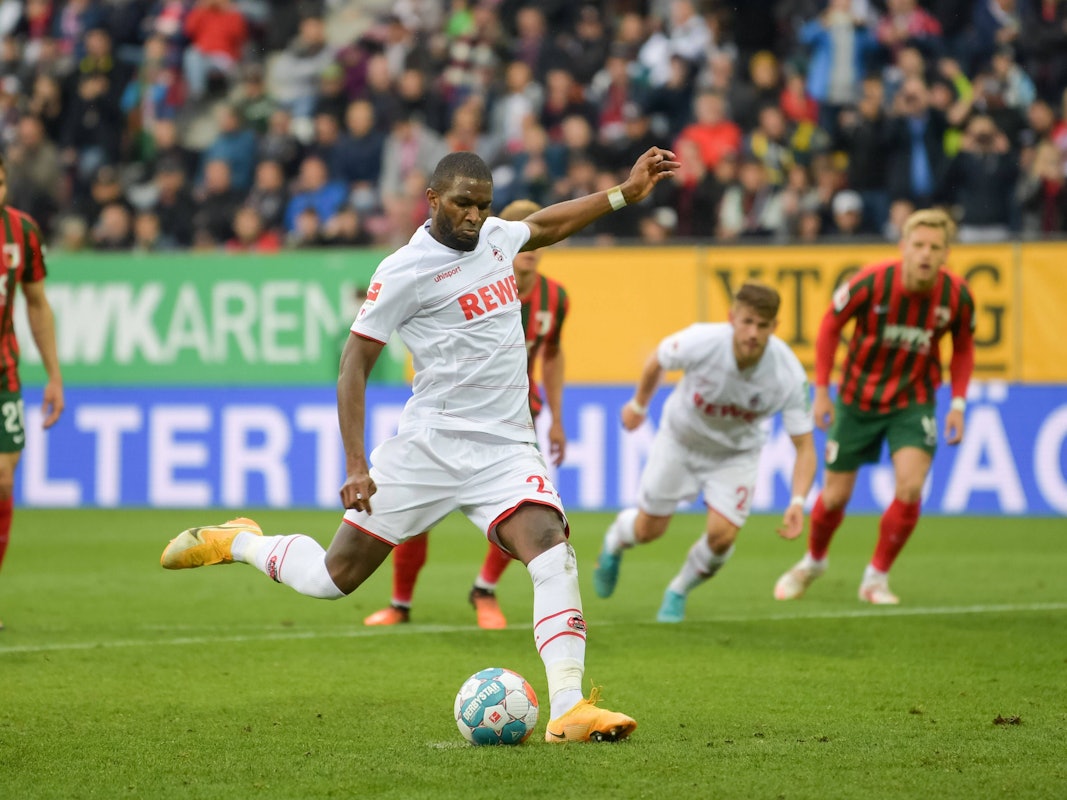 Anthony Modeste trifft für den 1. FC Köln gegen den FC Augsburg per Elfmeter.