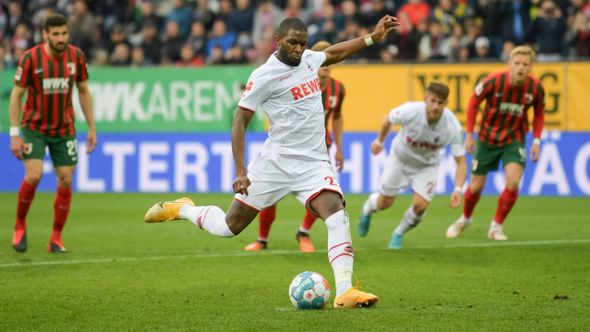 Anthony Modeste trifft für den 1. FC Köln gegen den FC Augsburg per Elfmeter.