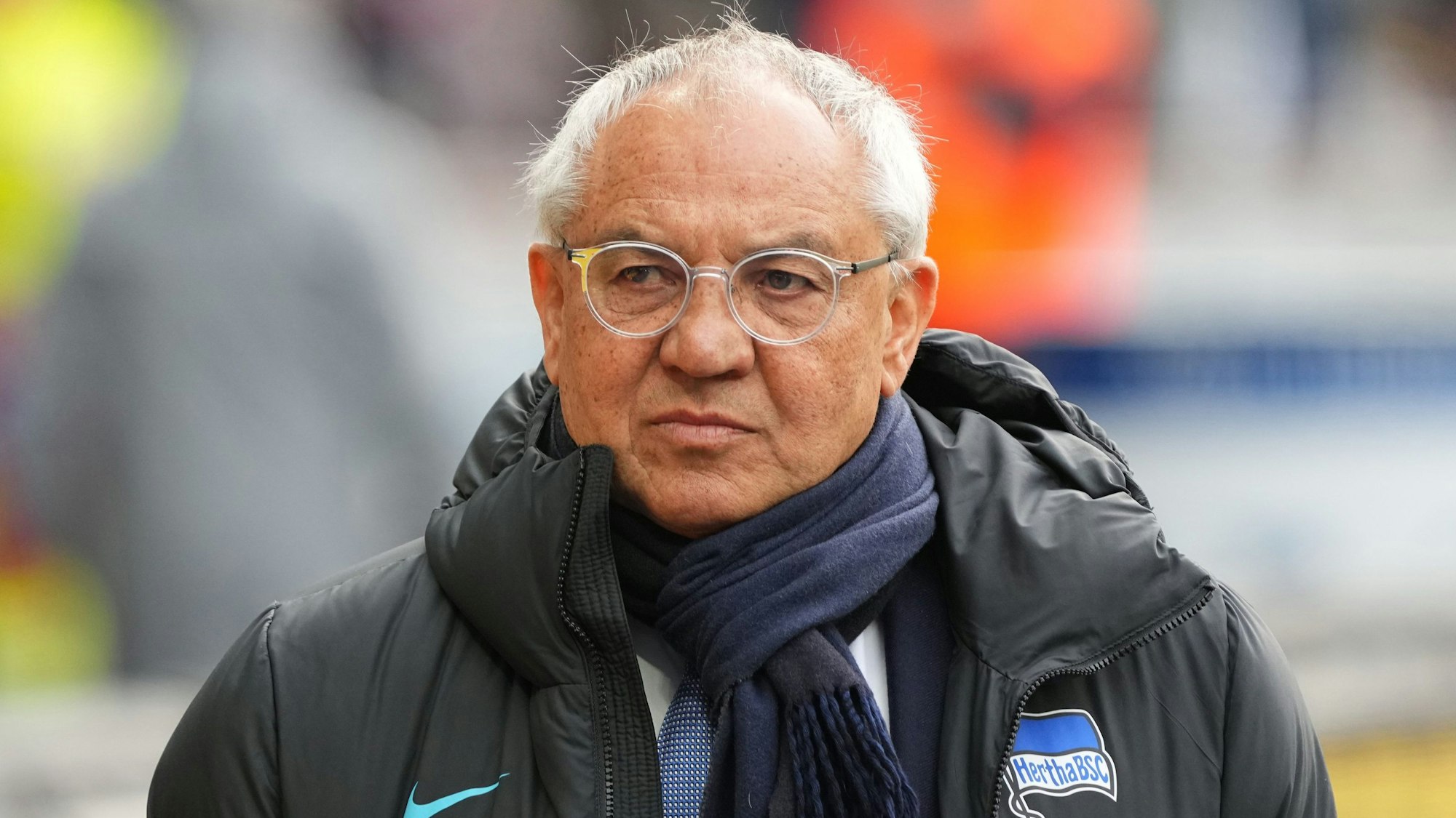 Fußball-Trainer Felix Magath mit ernstem Blick.
