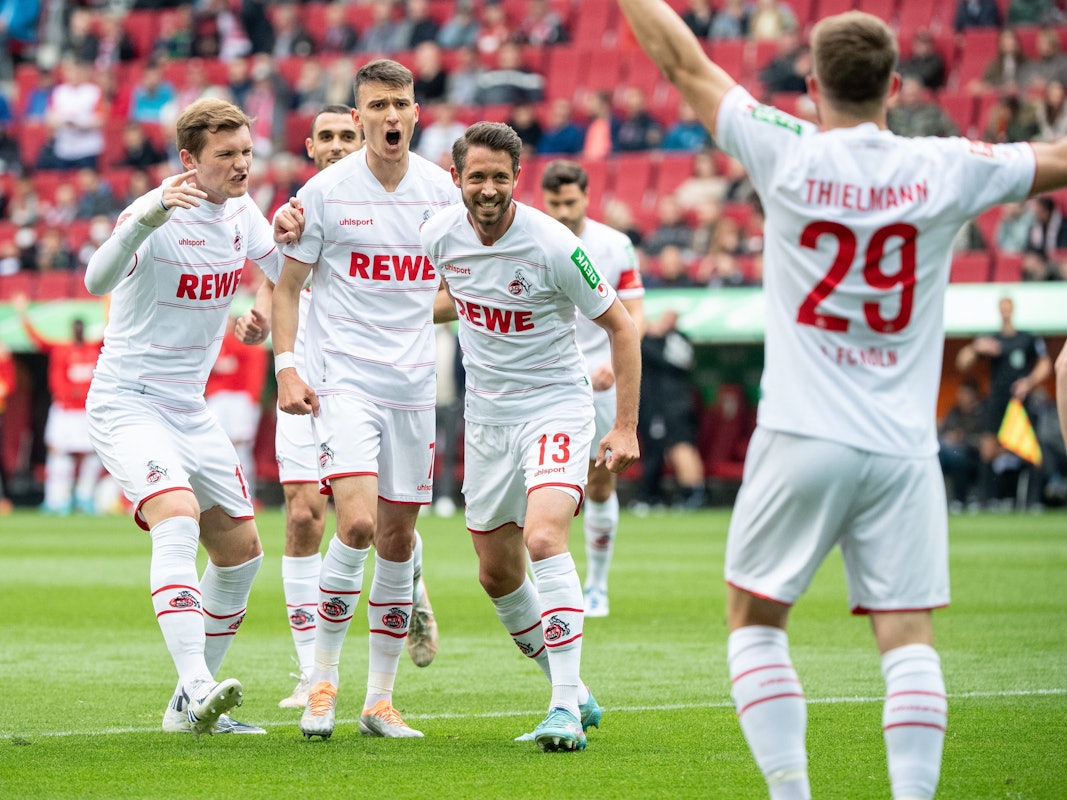 Der 1. FC Köln jubelt beim FC Augsburg.
