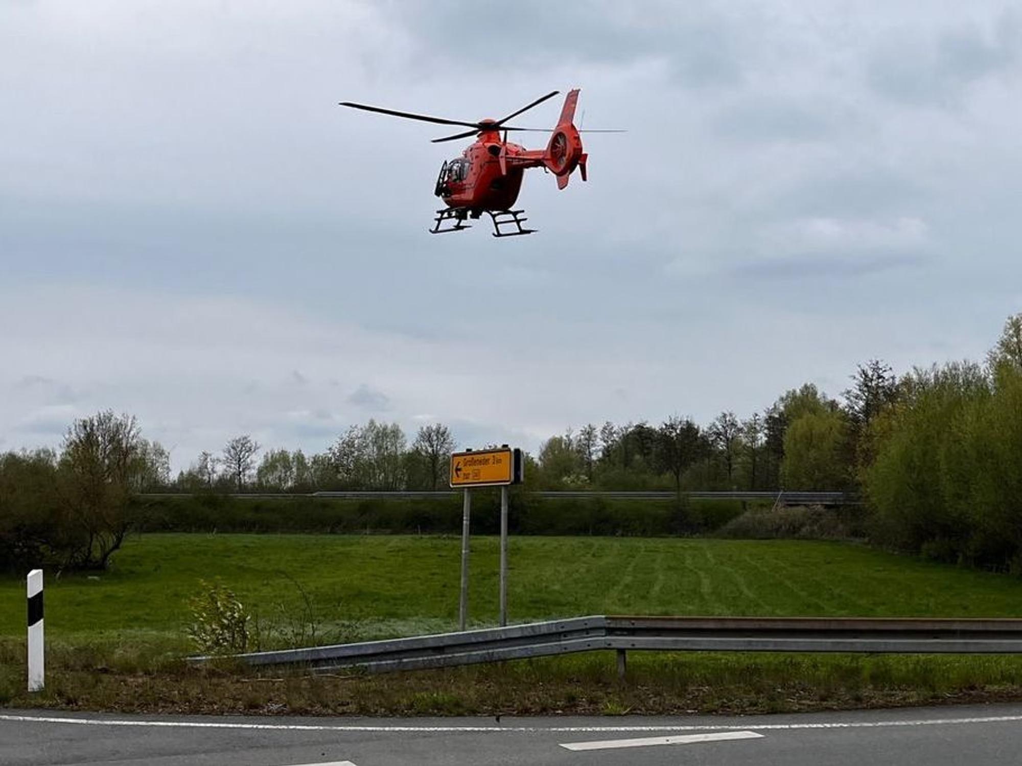 Ein Hubschrauber fliegt davon.