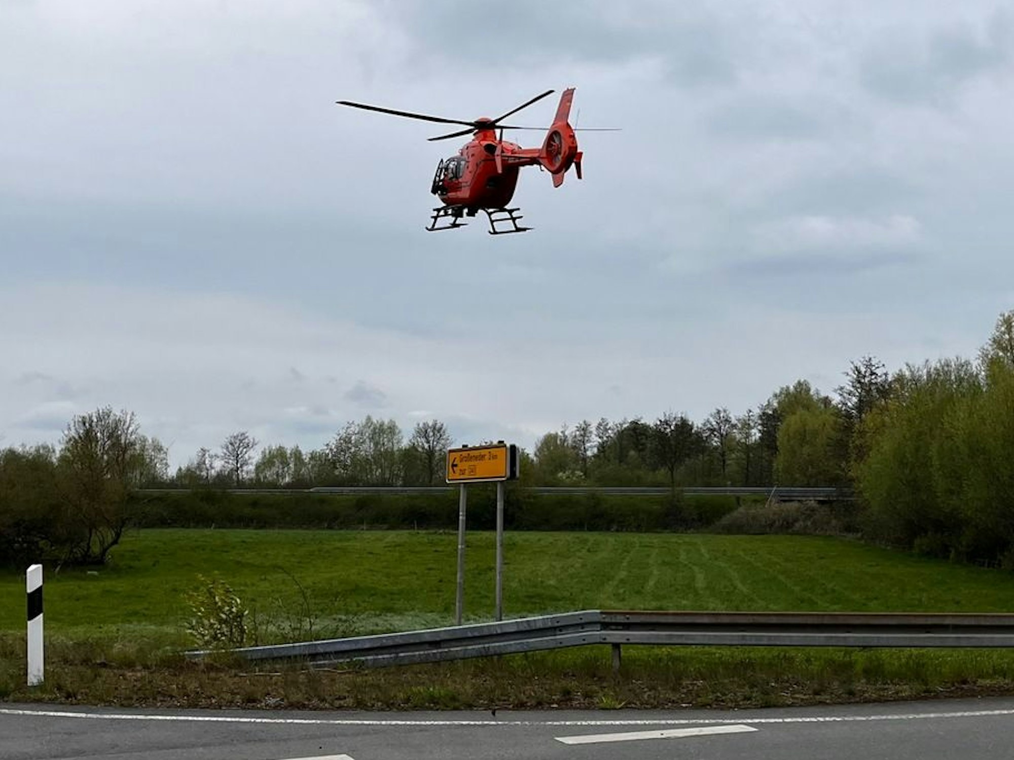 Ein Hubschrauber fliegt davon.