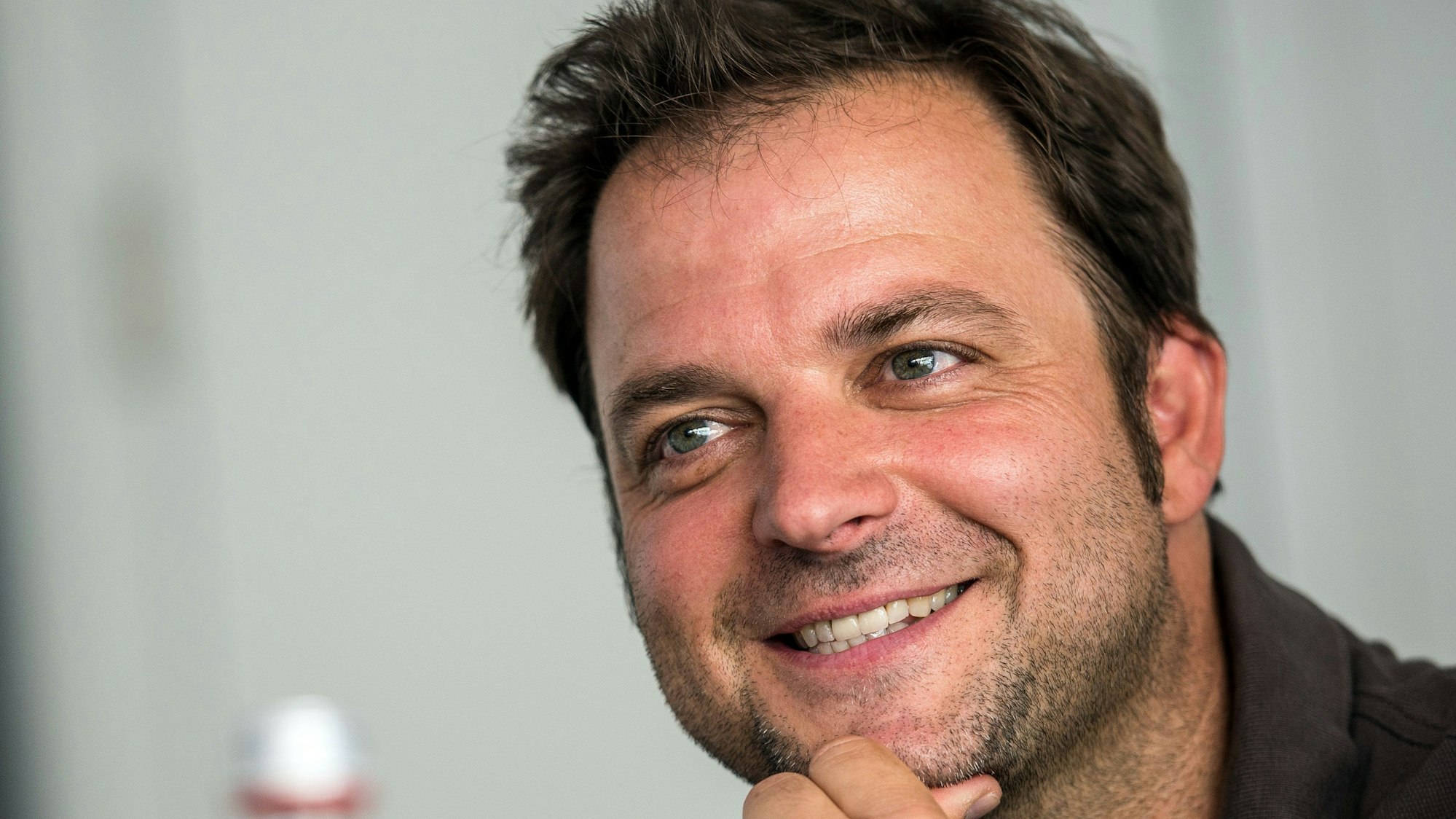 Martin Rütter, der Hundeprofi, wie er in die Kamera lächelt. Das Bild entstand am 2. Juli 2015.