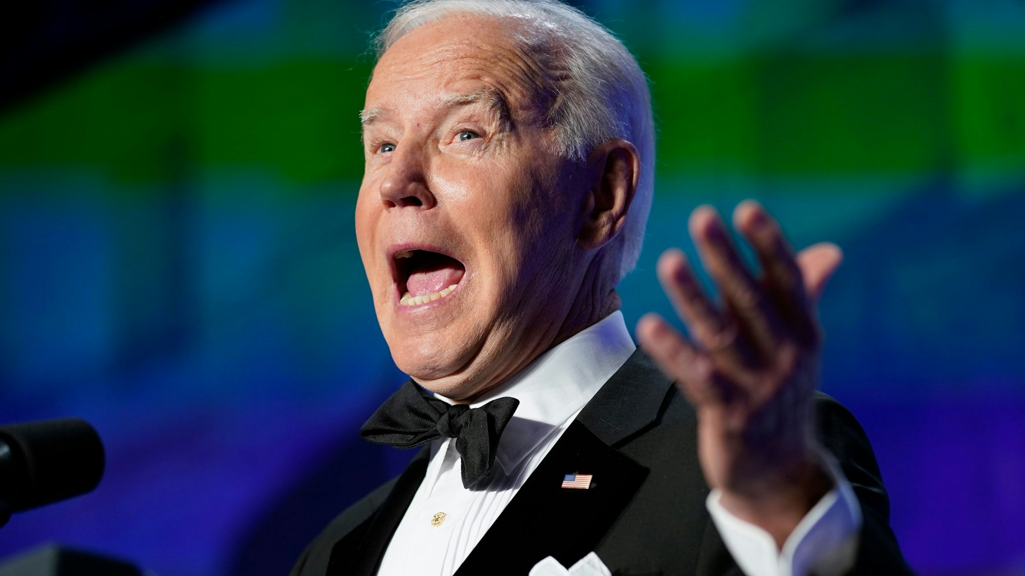 Der US-Präsident Joe Biden mit offenem Mund und lächelnd beim jährlichen White House Correspondents Association Dinner am 30. April 2022.