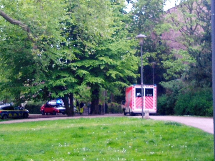 Golf-Fahrer liefert sich Verfolgungsjagd mit der Polizei durch den Stadtgarten in Köln.