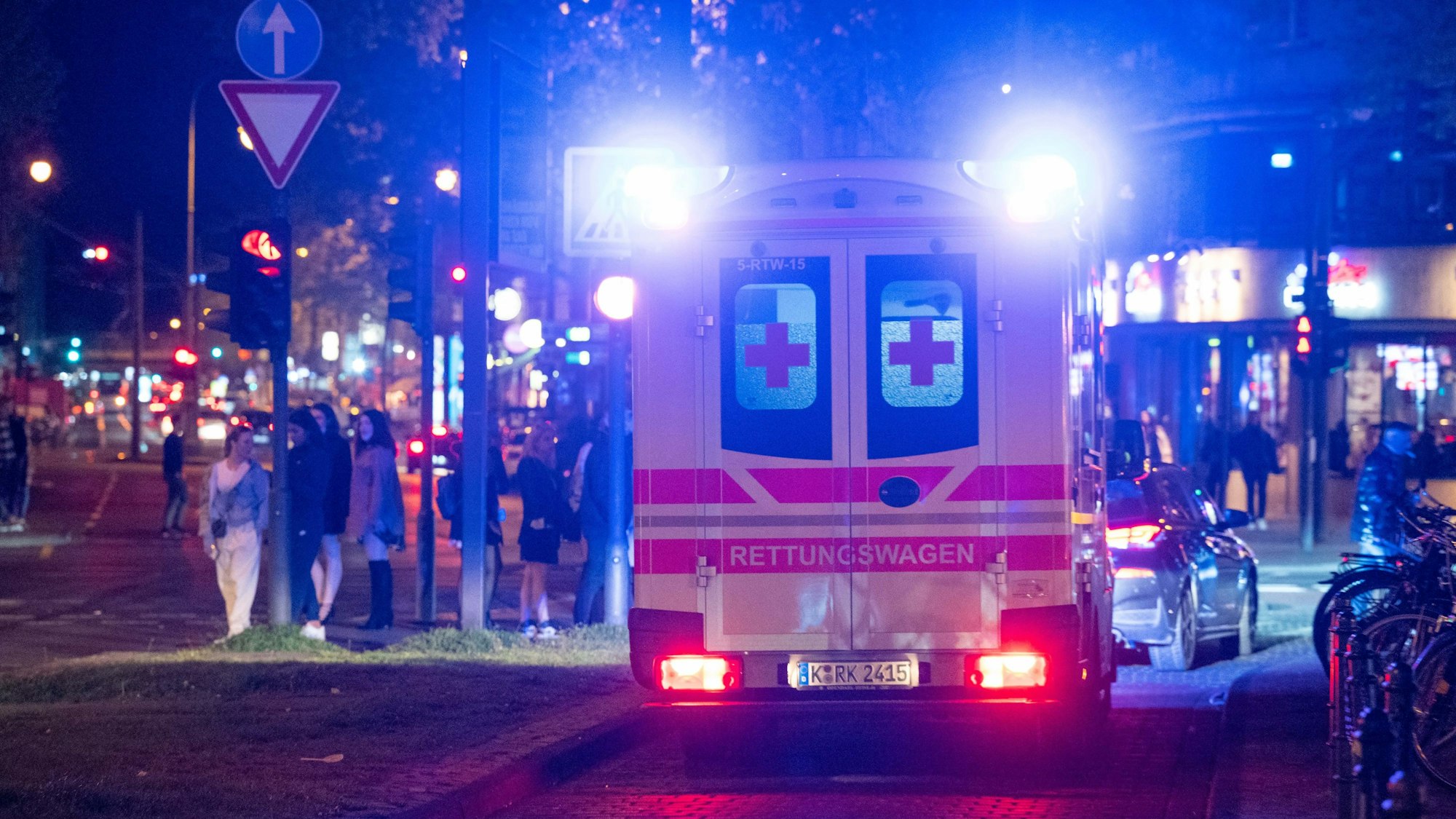 Ein Rettungswagen ist im Einsatz.