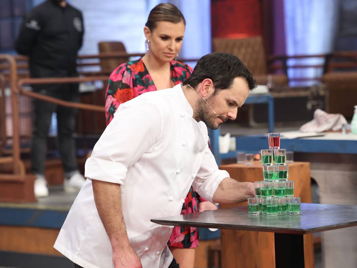 Steffen Henssler und Laura Wontorra bei „Grill den Henssler“ am 1. Mai 2022.
