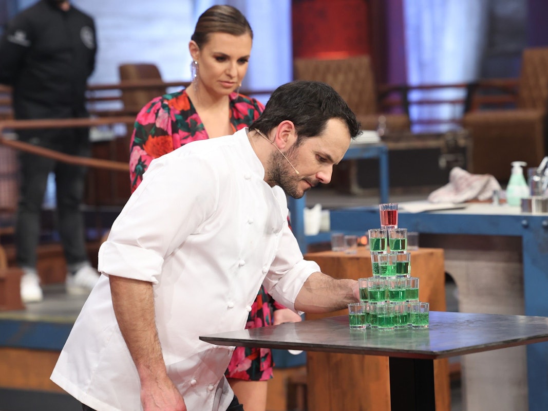 Steffen Henssler und Laura Wontorra bei „Grill den Henssler“ am 1. Mai 2022.