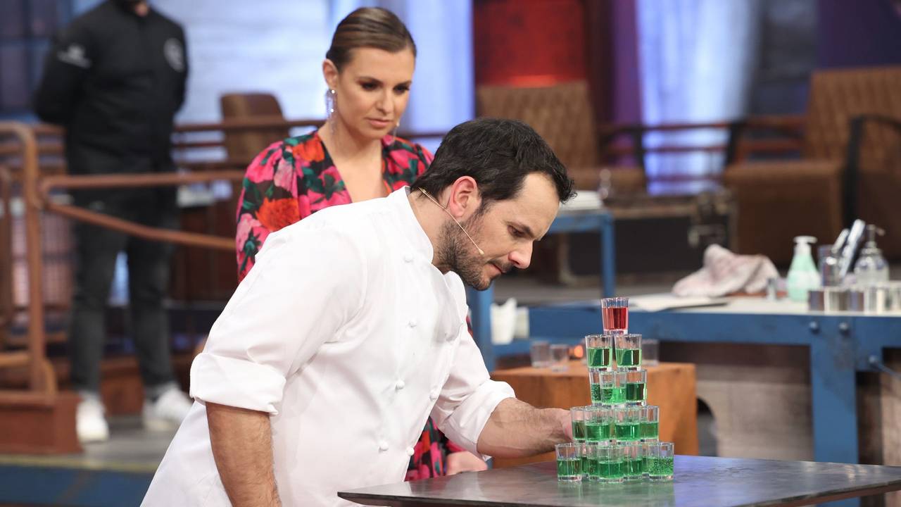 Steffen Henssler und Laura Wontorra bei „Grill den Henssler“ am 1. Mai 2022.