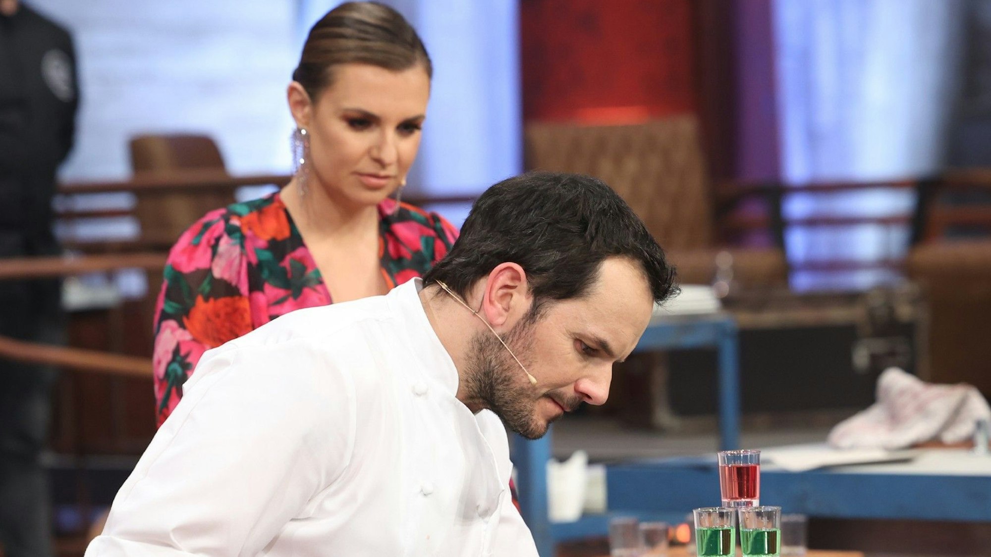 Steffen Henssler und Laura Wontorra bei „Grill den Henssler“ am 1. Mai 2022.