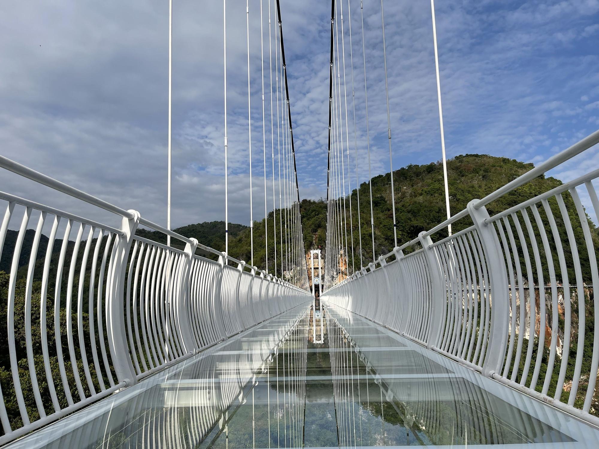 Die Bach-Long-Glasbrücke (auf Deutsch: Weißer Drache) im Hochland von Vietnam. Die Glasbrücke ist 632 Meter lang und gilt bereits jetzt als neue Attraktion.