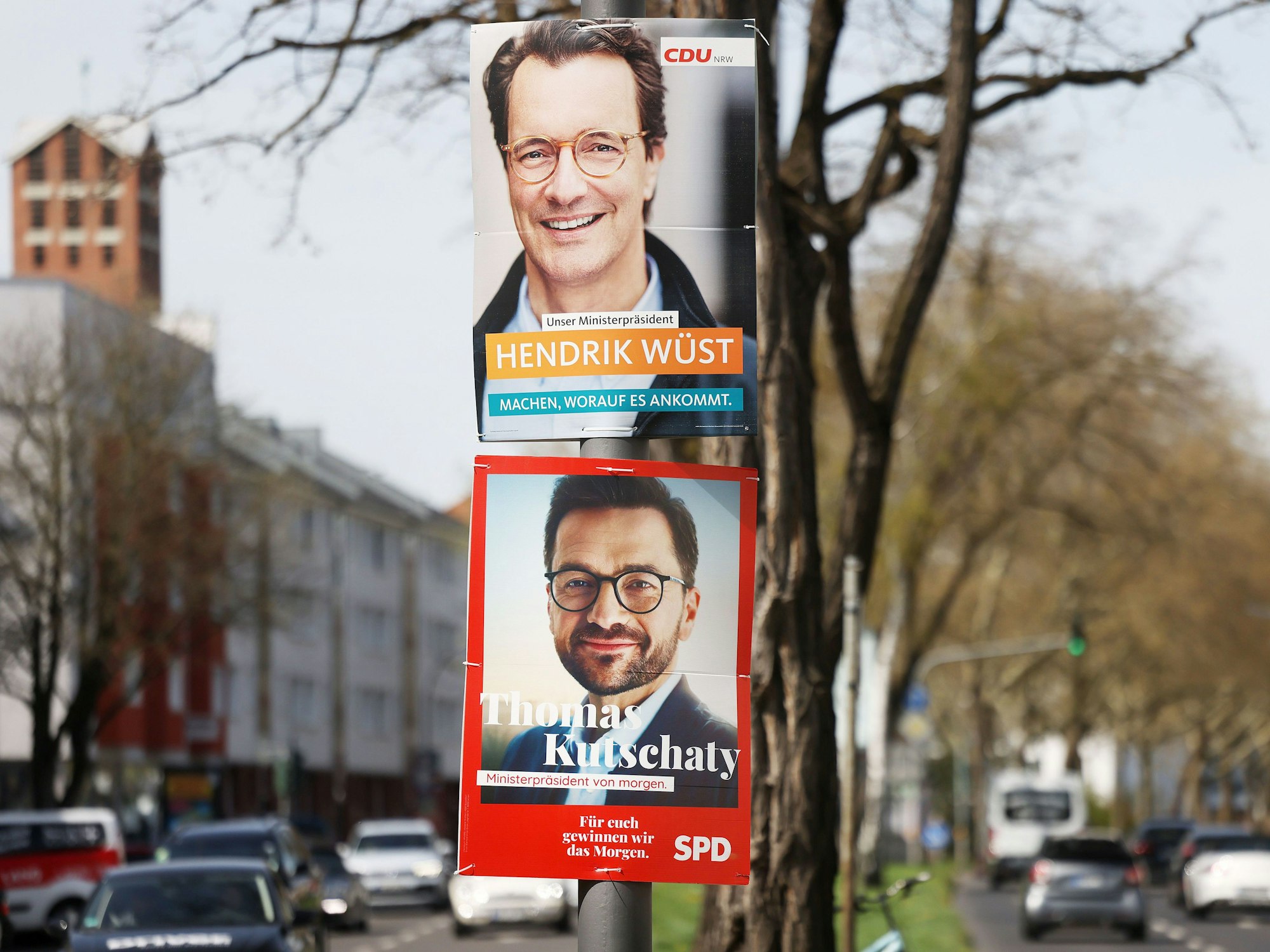 Plakate von Hendrik Wüst und Thomas Kutschaty in Köln.