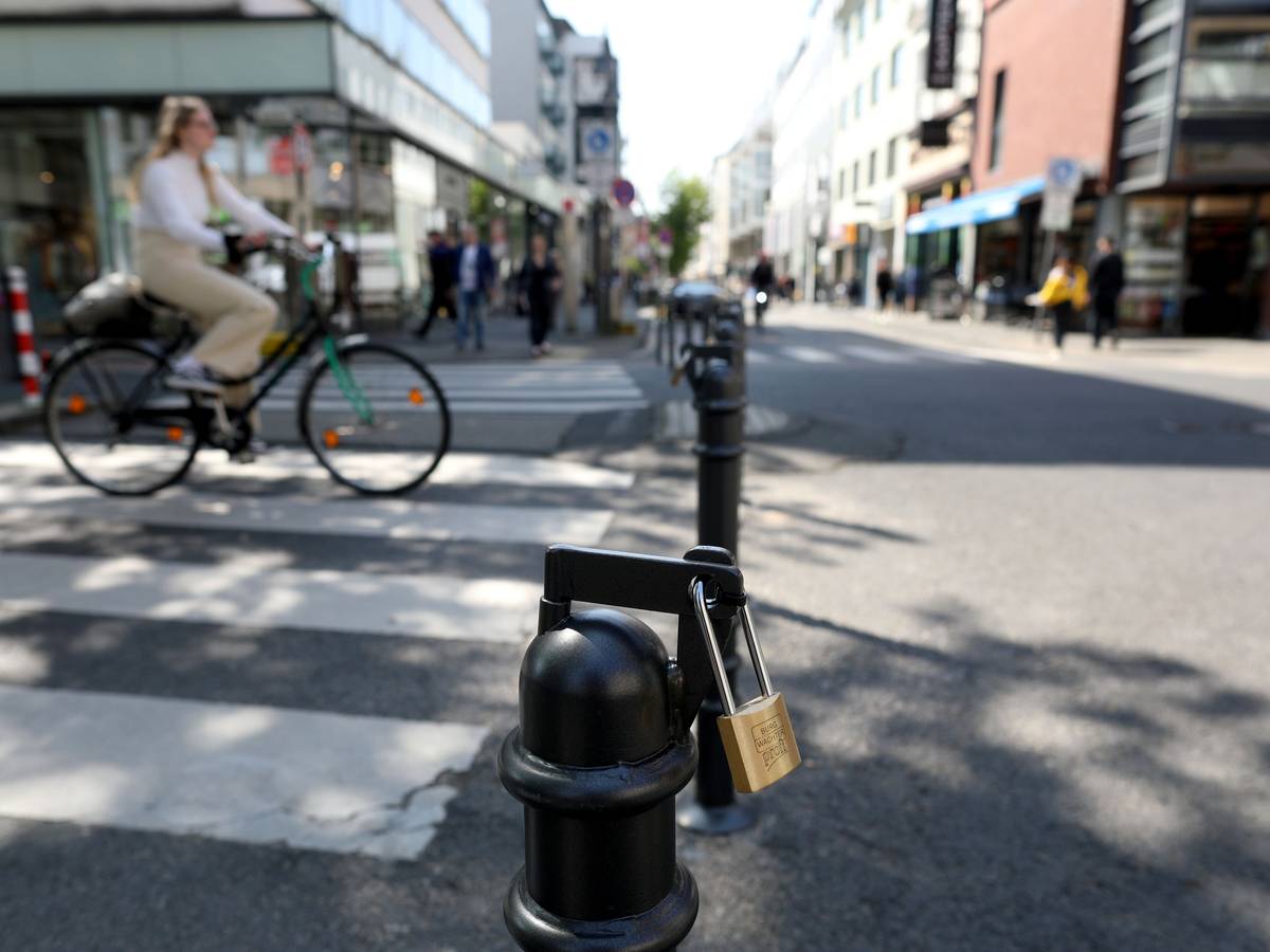 Radfahrerin fährt an den Pollern auf der Ehrenstraße vorbei.
