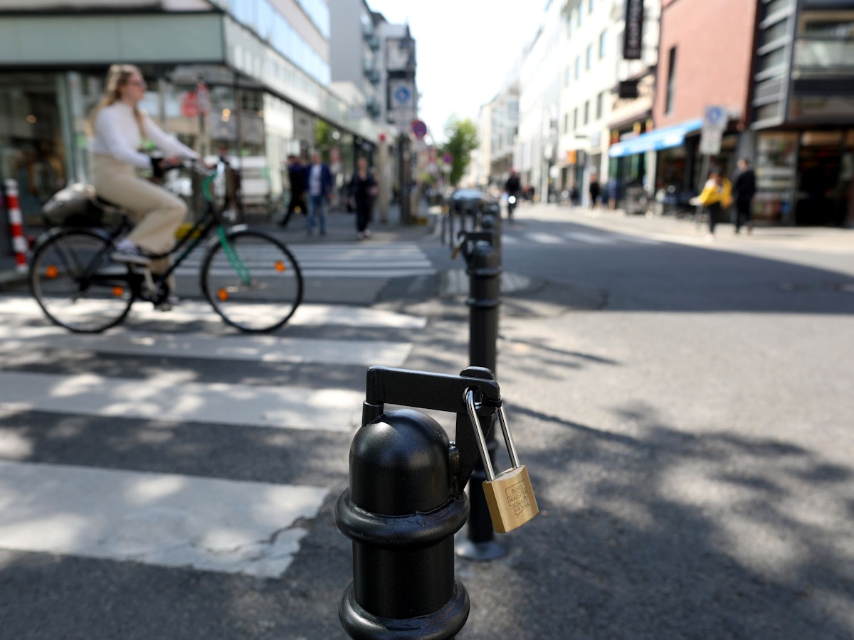 Radfahrerin fährt an den Pollern auf der Ehrenstraße vorbei.