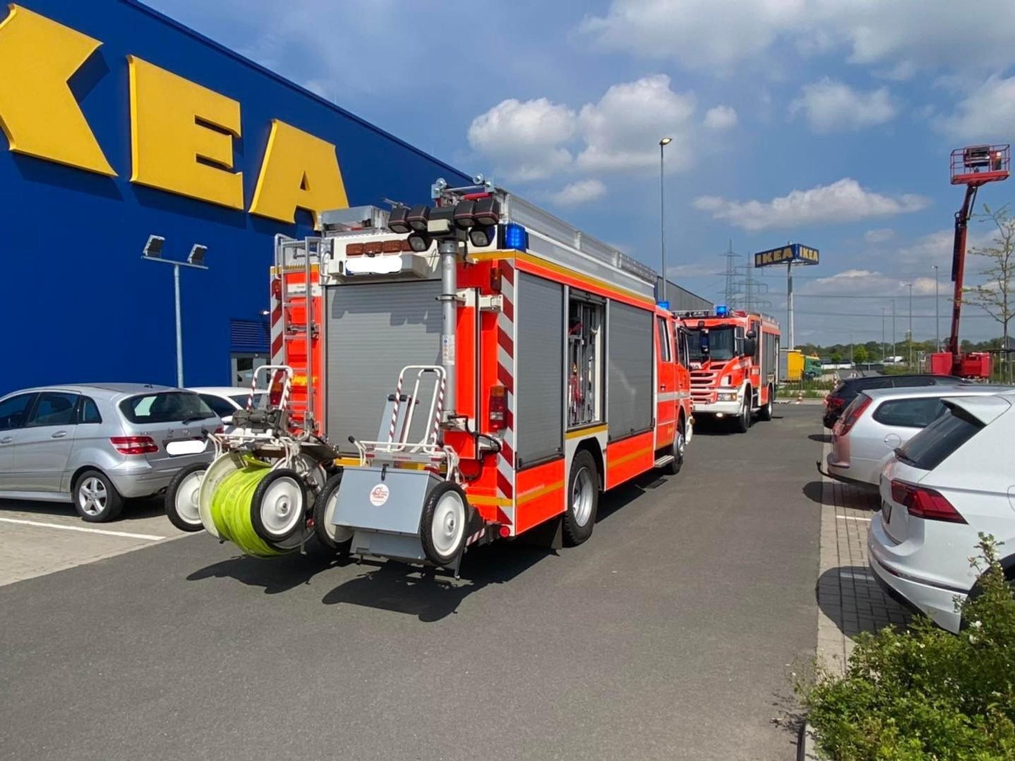 Feuerwehreinsatz vor einem Ikea in NRW
