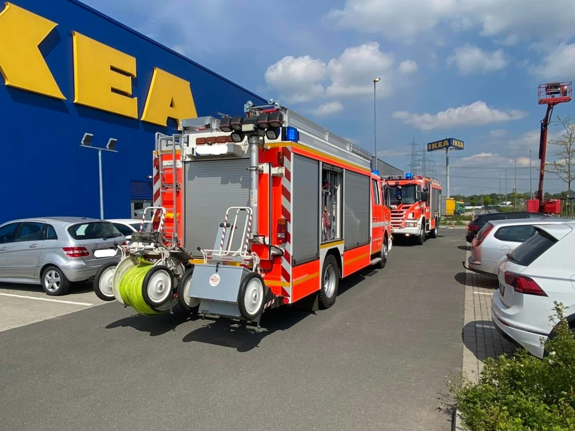 Feuerwehreinsatz vor einem Ikea in NRW