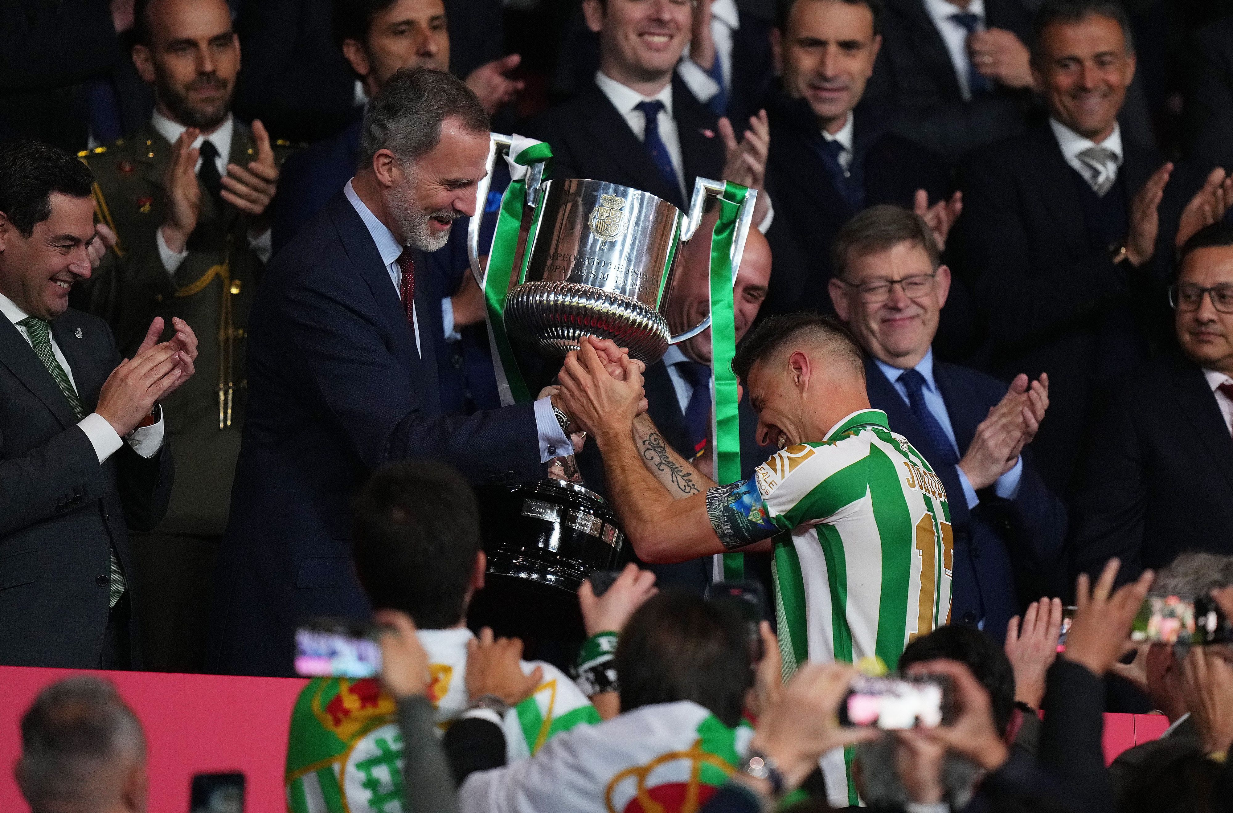 Joaquín von Real Betis aus Sevilla nimmt nach dem Pokalsieg in Spanien den Pott entgegen