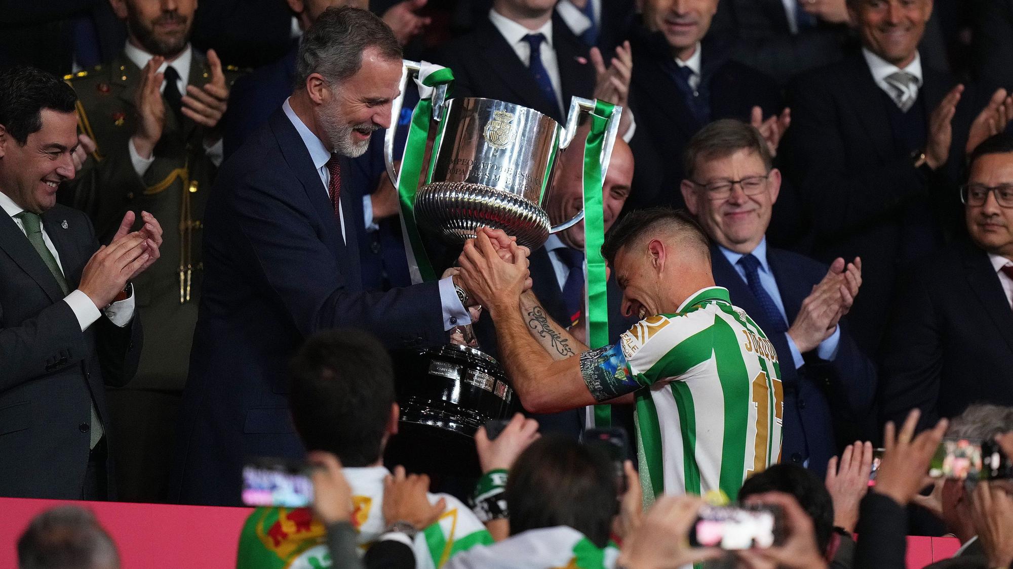 Joaquín von Real Betis aus Sevilla nimmt nach dem Pokalsieg in Spanien den Pott entgegen