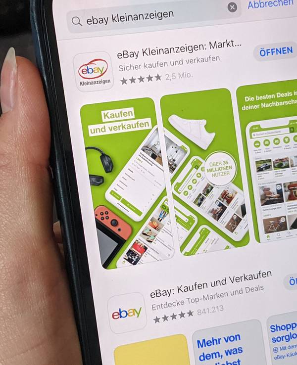 Die App von eBay Kleinanzeigen auf dem Display eines Handys