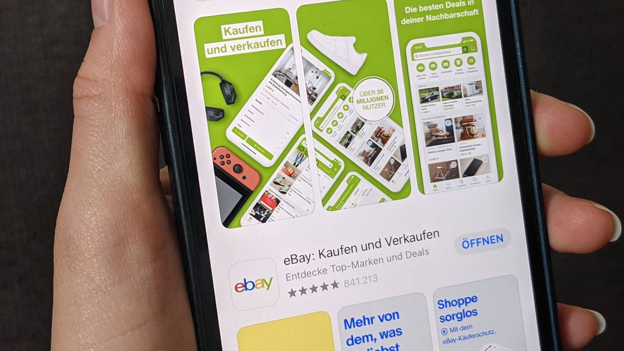 Die App von eBay Kleinanzeigen auf dem Display eines Handys