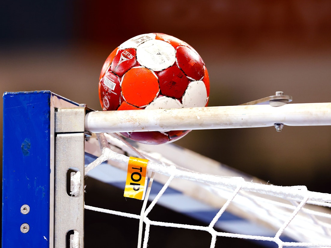 Ein Handball liegt bei einem Spiel der Bundesliga auf dem Tornetz