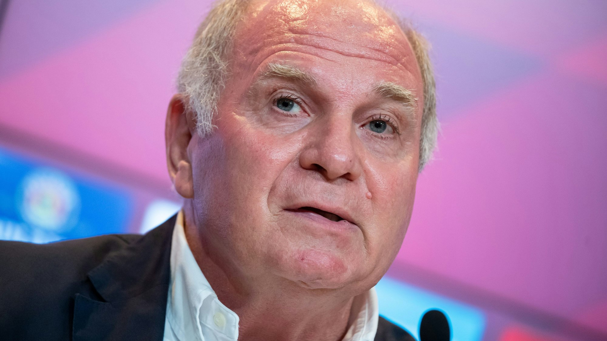 Uli Hoeneß, Ehrenpräsident des FC Bayern München, nimmt an einer Pressekonferenz seines Vereins teil.