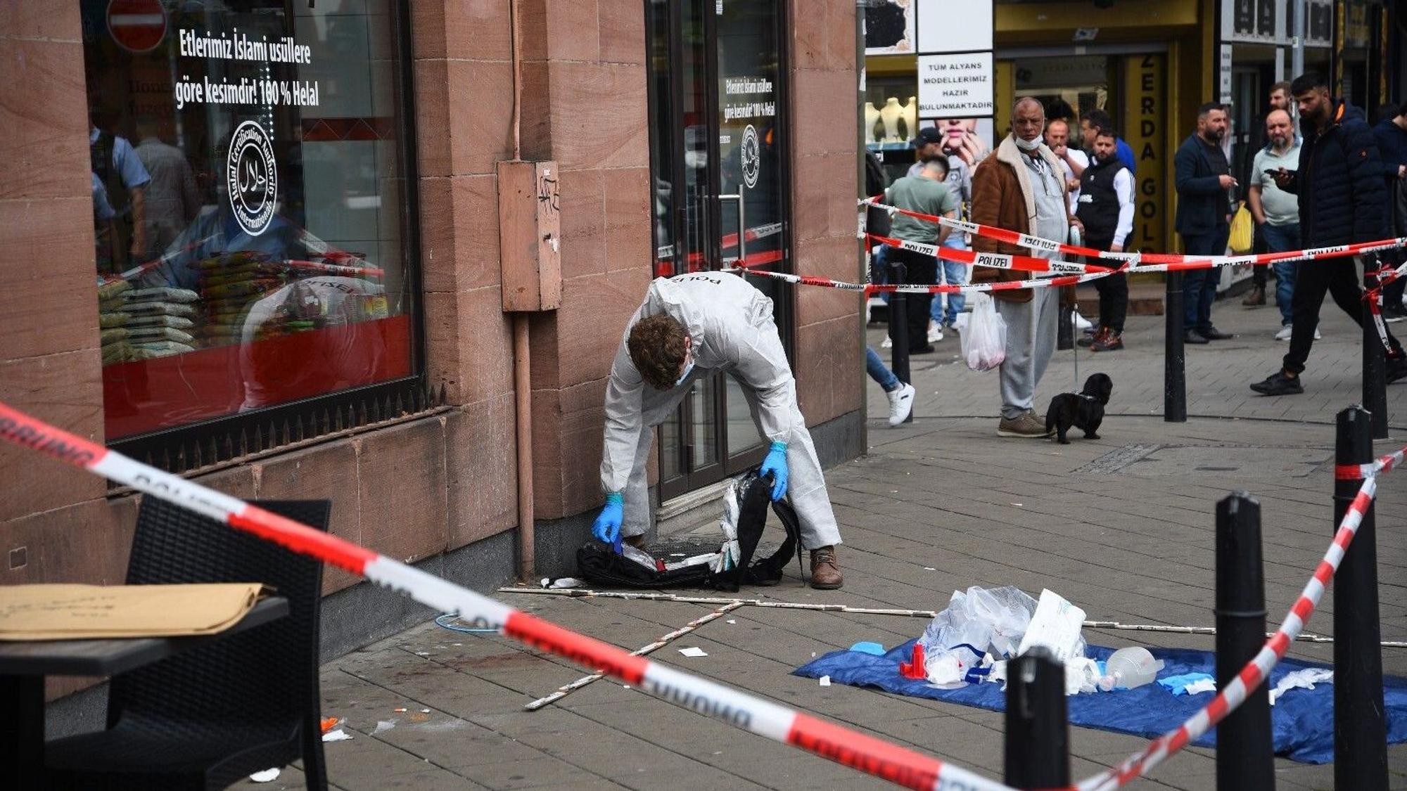 Die Spurensicherung arbeitet am Tatort, an dem ein Mann nach einer Polizeikontrolle gestorben ist.