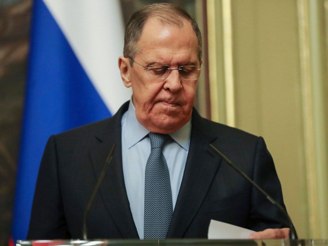 Der russische Außenminister Sergej Lawrow (hier am 26. April während einer Pressekonferenz während seines Treffens mit dem UN-Generalsekretär in Moskau) hat mit einem TV-Interview international für Empörung gesorgt.