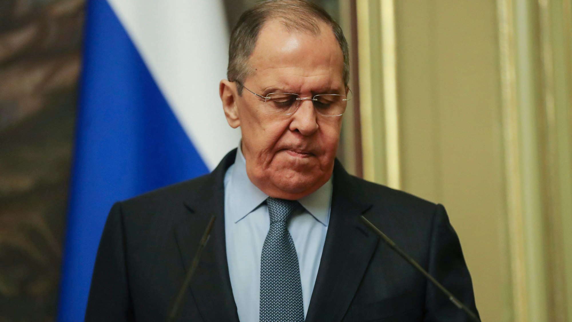 Der russische Außenminister Sergej Lawrow (hier am 26. April während einer Pressekonferenz während seines Treffens mit dem UN-Generalsekretär in Moskau) hat mit einem TV-Interview international für Empörung gesorgt.