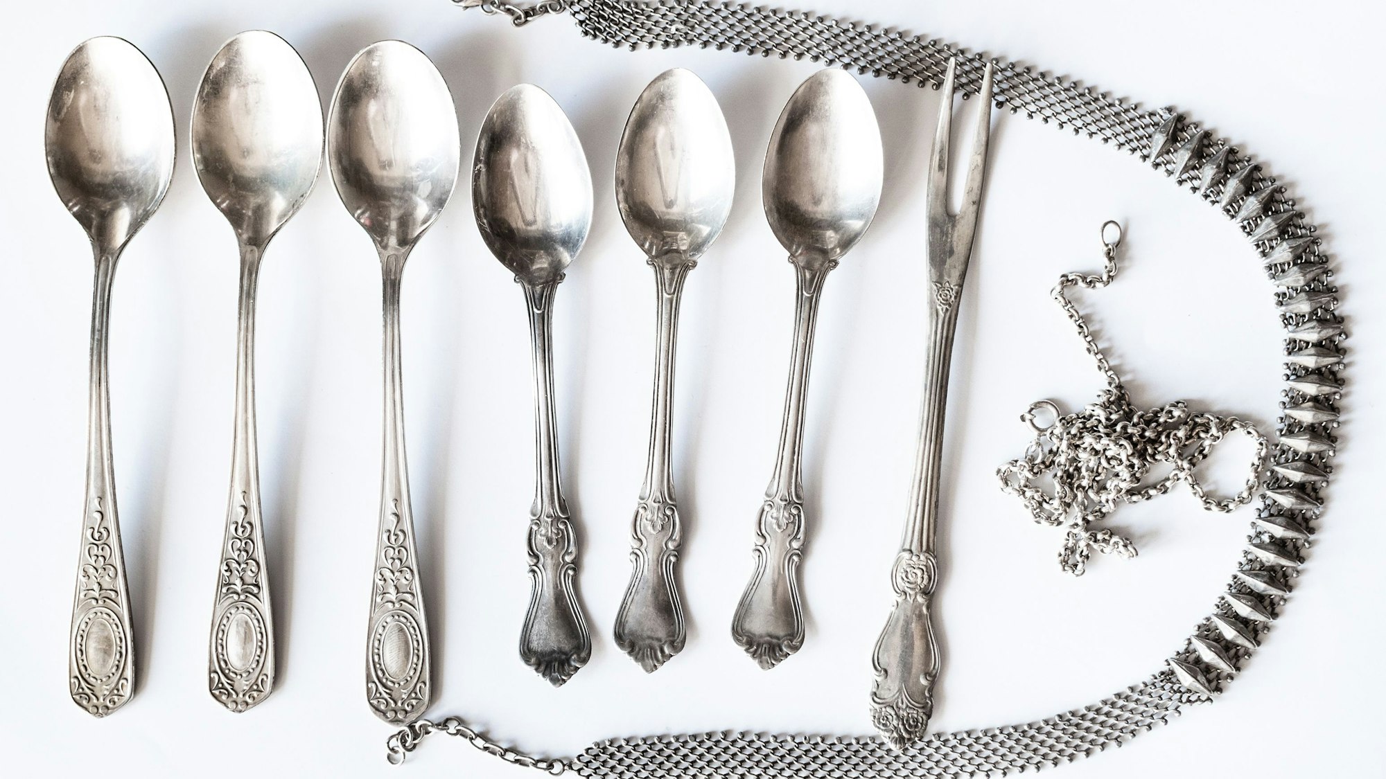 Silber reinigen gelingt mit den richtigen Hausmitteln ohne Probleme.