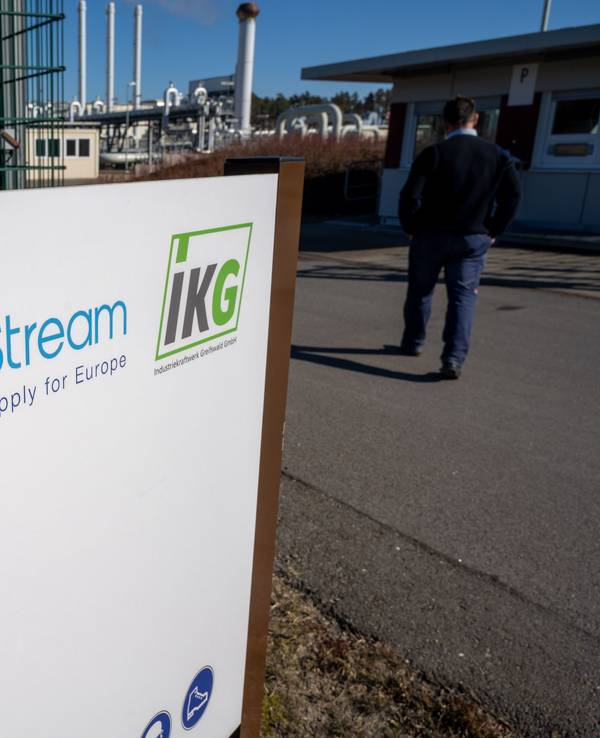 Ein Schild mit dem Schriftzug „Nord Stream“ steht vor der Gasempfangsstation der Ostseepipeline Nord Stream 1 und der Übernahmestation der Ferngasleitung OPAL (Ostsee-Pipeline-Anbindungsleitung).
