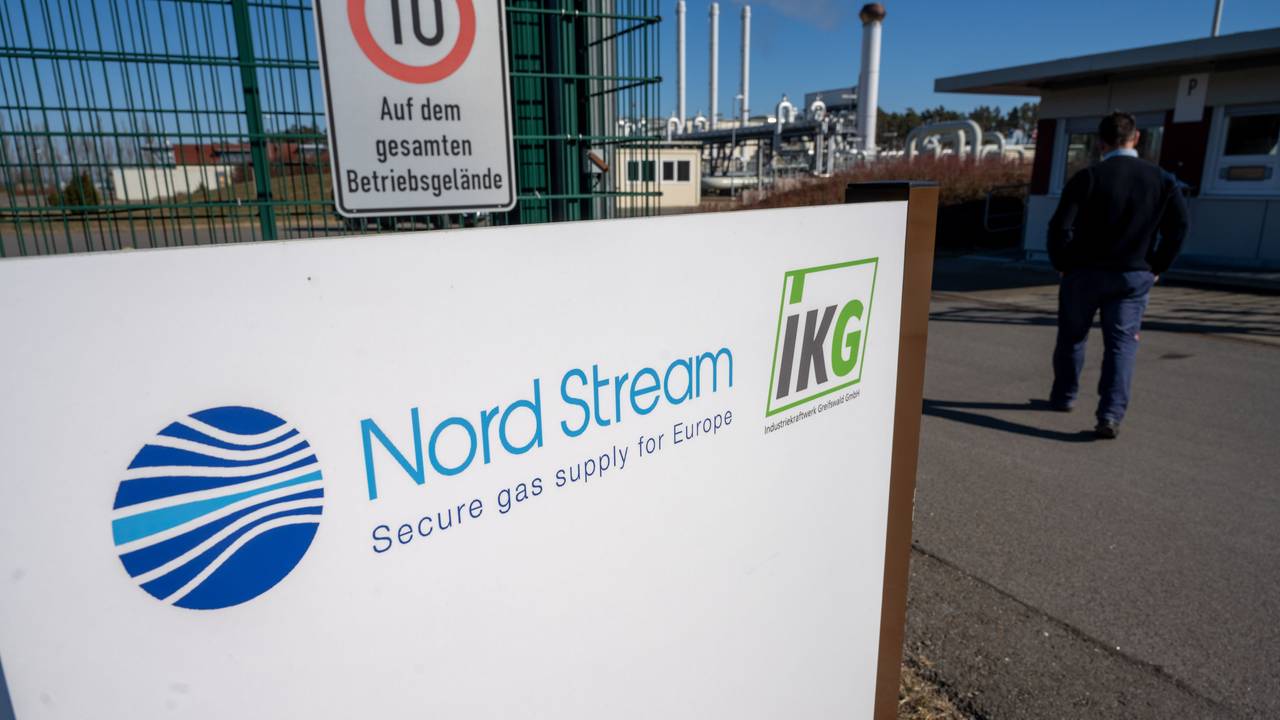 Ein Schild mit dem Schriftzug „Nord Stream“ steht vor der Gasempfangsstation der Ostseepipeline Nord Stream 1 und der Übernahmestation der Ferngasleitung OPAL (Ostsee-Pipeline-Anbindungsleitung).