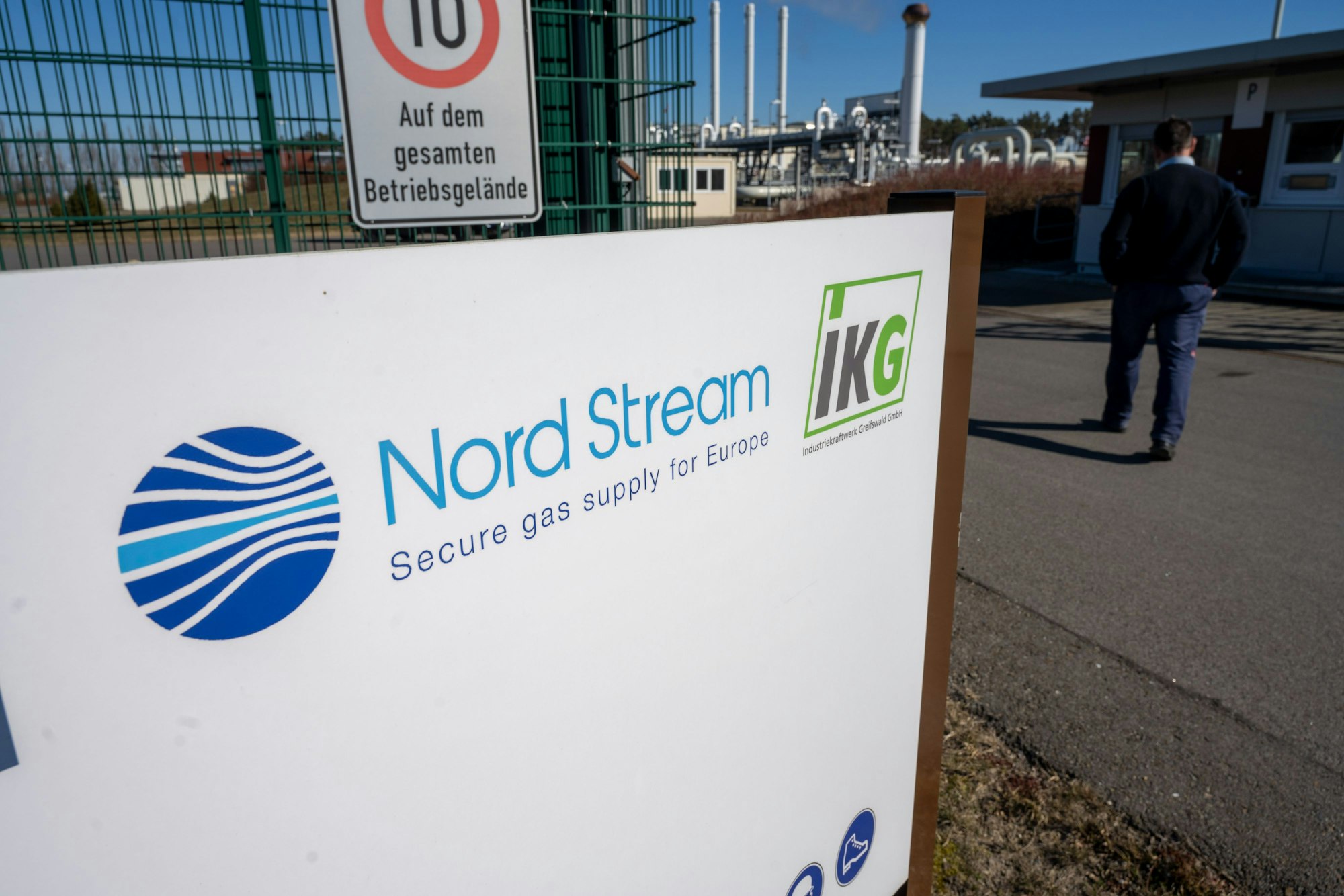 Ein Schild mit dem Schriftzug „Nord Stream“ steht vor der Gasempfangsstation der Ostseepipeline Nord Stream 1 und der Übernahmestation der Ferngasleitung OPAL (Ostsee-Pipeline-Anbindungsleitung).