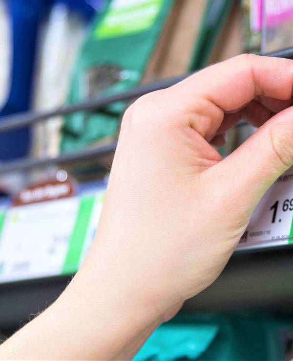 Aldi, Lidl, Rewe & Co.: In allen deutschen Supermärkten und Discountern müssen ab Mai die Preisangaben ausgetauscht werden. Vieles wird sich ändern. Unser Archivbild zeigt den Austausch der Preisschilder eines Supermarktes im Jahr 2020.