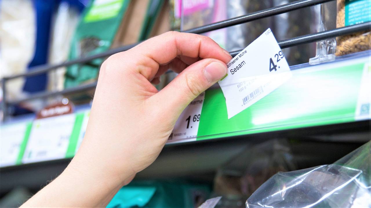 Aldi, Lidl, Rewe & Co.: In allen deutschen Supermärkten und Discountern müssen ab Mai die Preisangaben ausgetauscht werden. Vieles wird sich ändern. Unser Archivbild zeigt den Austausch der Preisschilder eines Supermarktes im Jahr 2020.