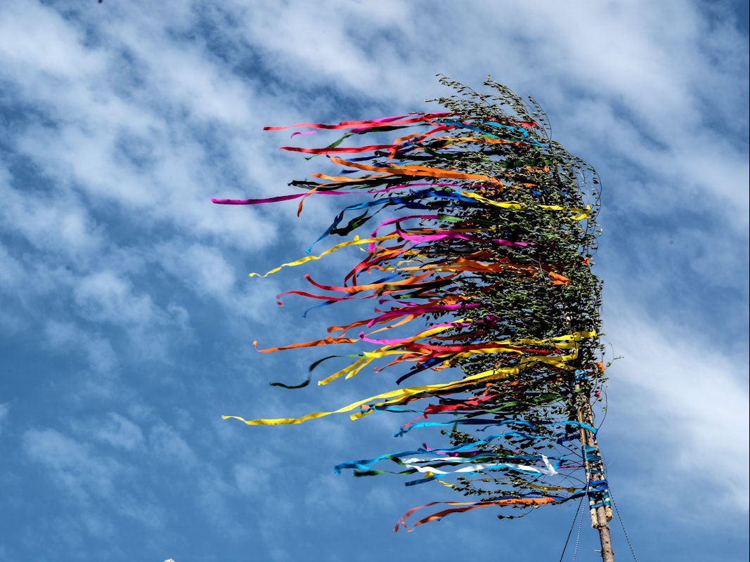 Ein bunt geschmückter Maibaum (Foto vom 30. April 2017) – in Köln wurde jetzt ein besonderes Exemplar entdeckt.