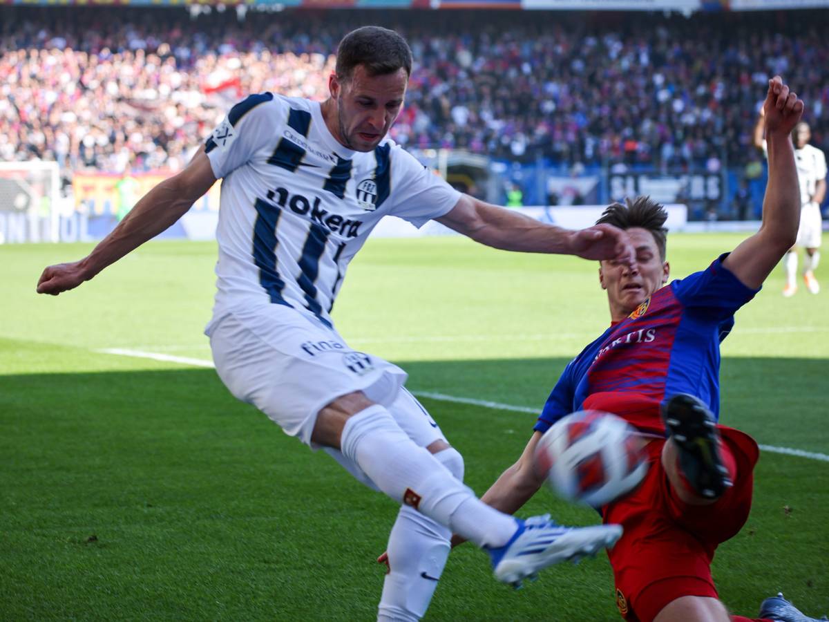 Nikola Boranijasevic (l) vom FC Zürich kämpft um den Ball mit Noah Katterbach vom FC Basel.