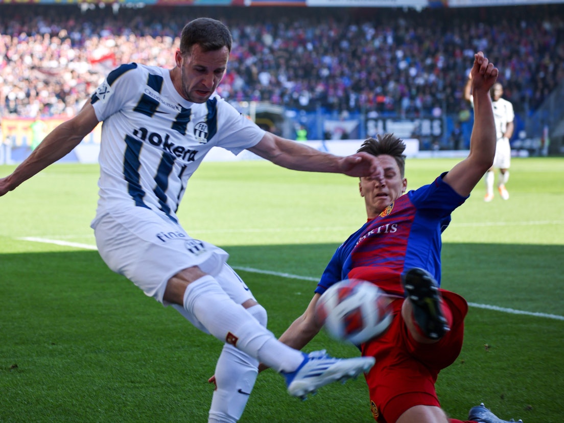 Nikola Boranijasevic (l) vom FC Zürich kämpft um den Ball mit Noah Katterbach vom FC Basel.
