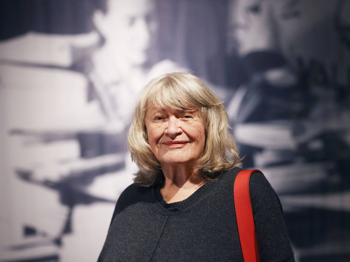 Alice Schwarzer, Autorin und Feministin, steht in der Ausstellung „Das andere Geschlecht“.